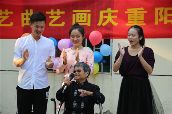 老人表演节目  胥晟摄