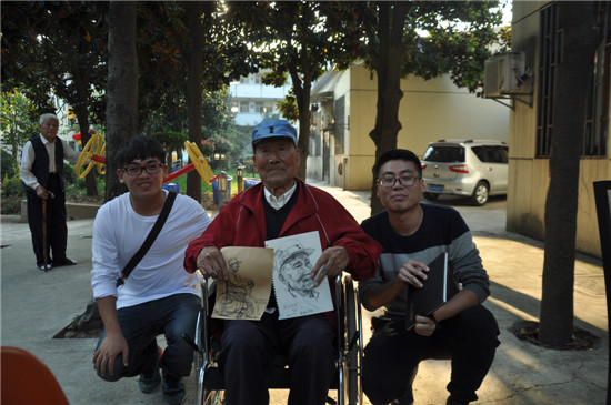 老人和画画同学们合影  蒋正摄
