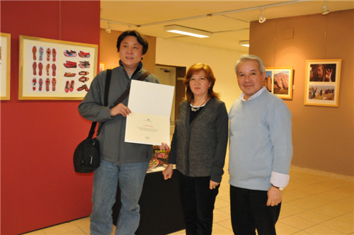 张�副教授手拿展览证书与安纳托鲁大学美术学院的院长和副院长合影