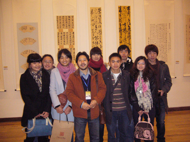 邱世鸿老师带领部分书画专业学生参观中国美院的展览,后为动画疯